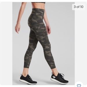 Athleta Ultimate Stash Pocket Camo 7/8 Tight SuperSonic, Olive SIZE XS   #531773
